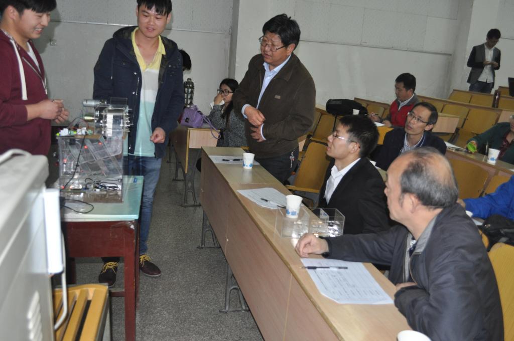 免费成人片
刘福建等同学对作品进行介绍